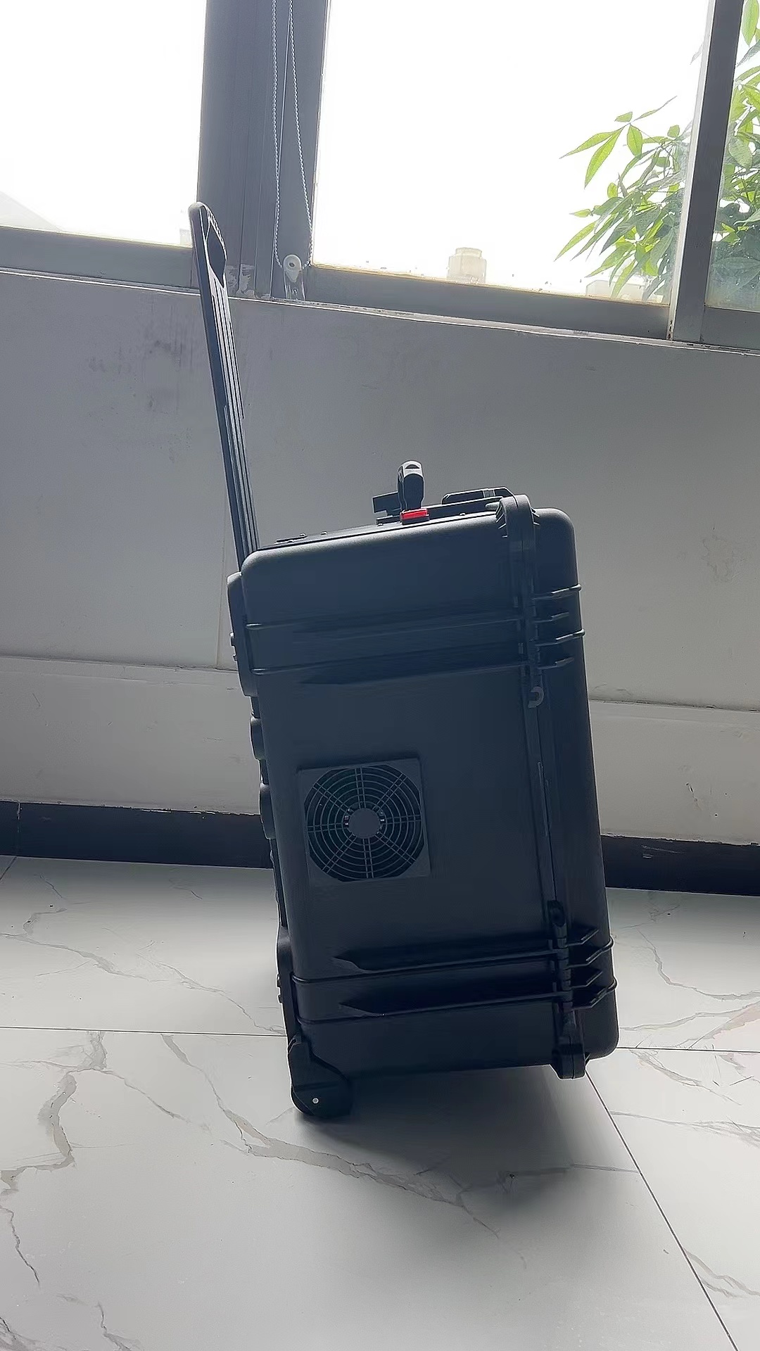 让胡路手拉箱型移动通信干扰器